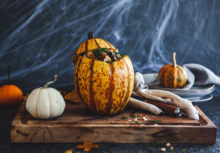 Pumpa fylld med svamp och halloumi till Halloween