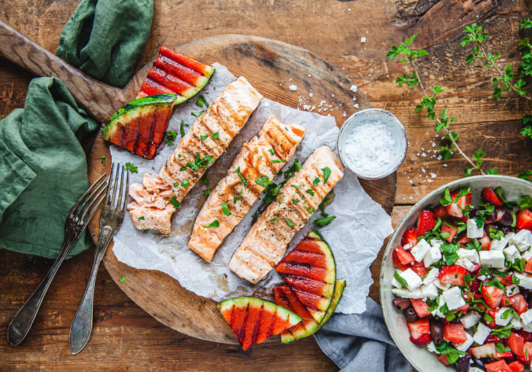 Grillad lax med jordgubb, melon, feta och olivsallad. 