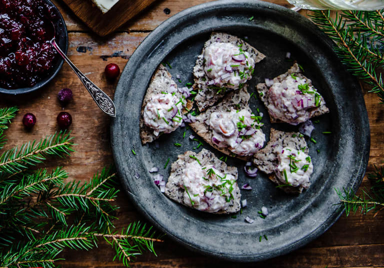 Julsnittar med krämig röra på senap, gräslök och vedrökt karré