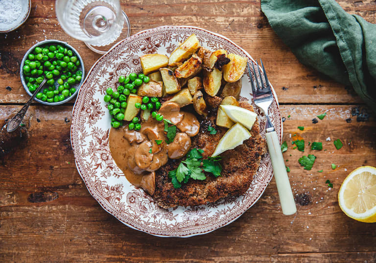 Kalvschnitzel med champinjonsås och ugnsrostad potatis