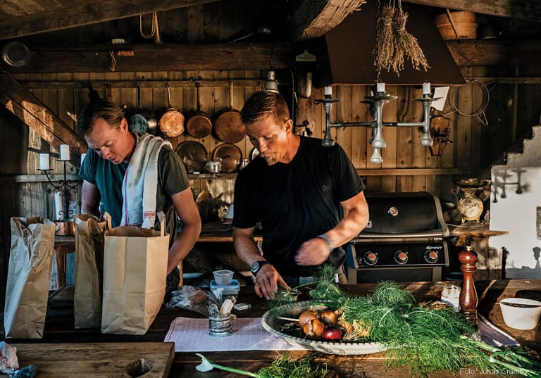 Mikael och Hubbe lagar mat i bod