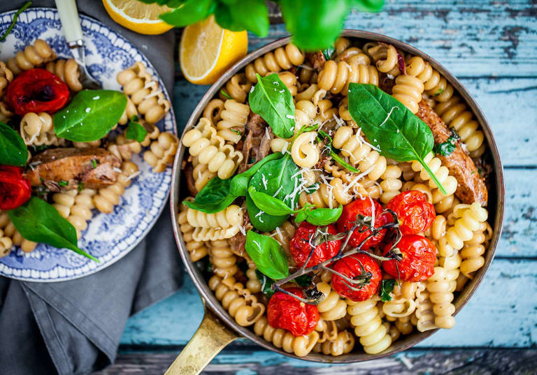 Kycklingpasta med parmesan och ugnsbakade tomater