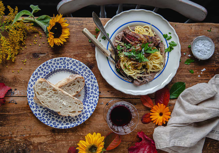 Krämig pasta med aubergine, entrecôte och karamelliserad lök med bröd