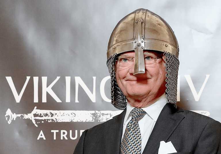 Kungen inviger Vikingautställningen iklädd Vikingahjälm