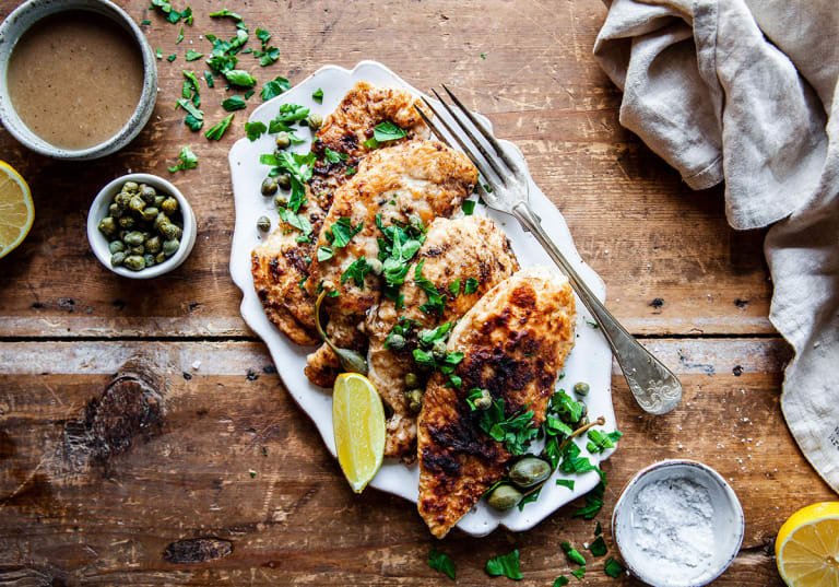 Piccata på kyckling med klassisk sås, citron och kapris.