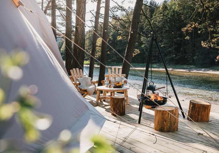 Glampingtält och uteplats vid Lagunen utanför Stömstad