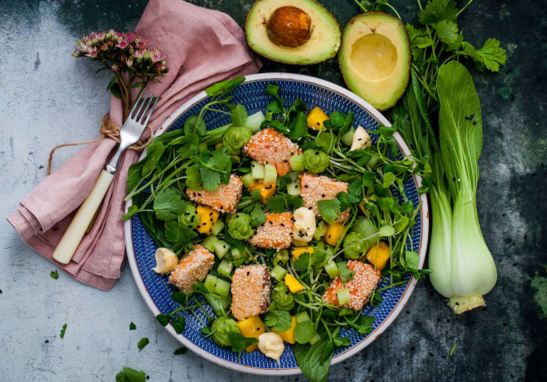 Laxsallad med avokadokräm och rökt majonnäs