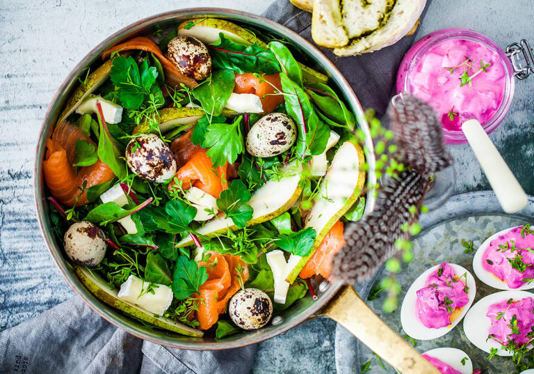 Rökt laxsallad med vaktelägg, ost och hjortrondressing