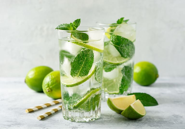 Två cocktailglas med lime och mynta. 