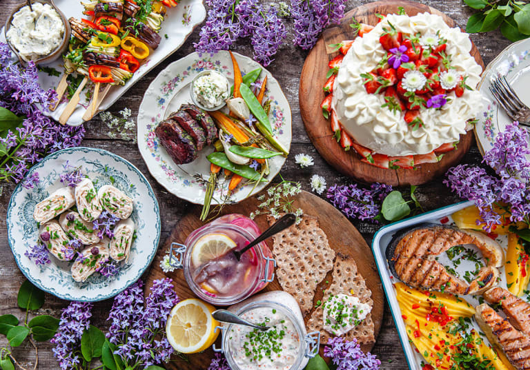 Midsommarmat uppdukat på långbord