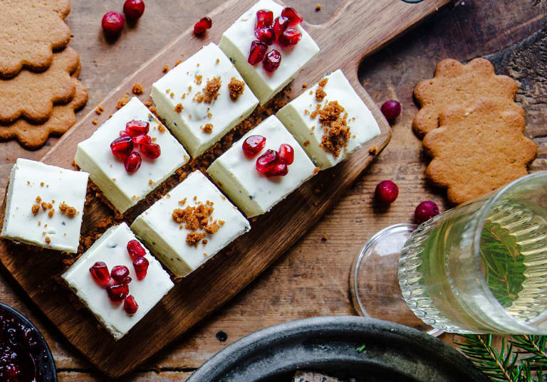 Mousse med ädelost, grädde och honung på pepparkaka