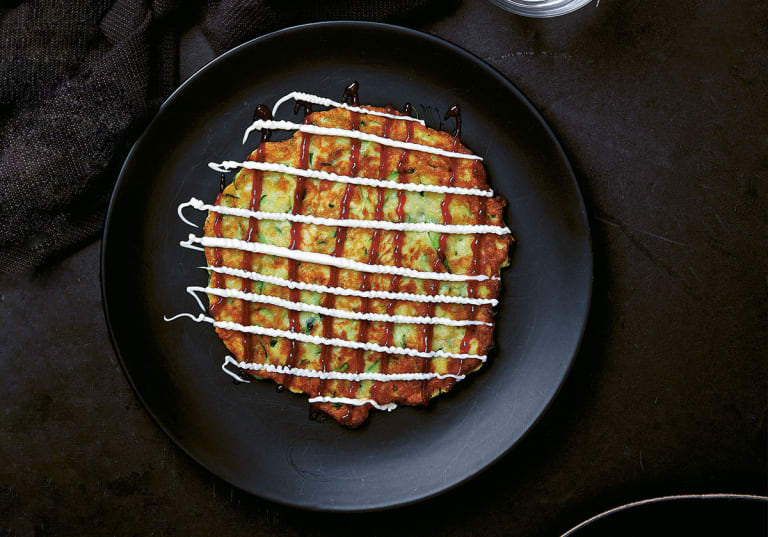 Okonomiyaki på en svart tallrik