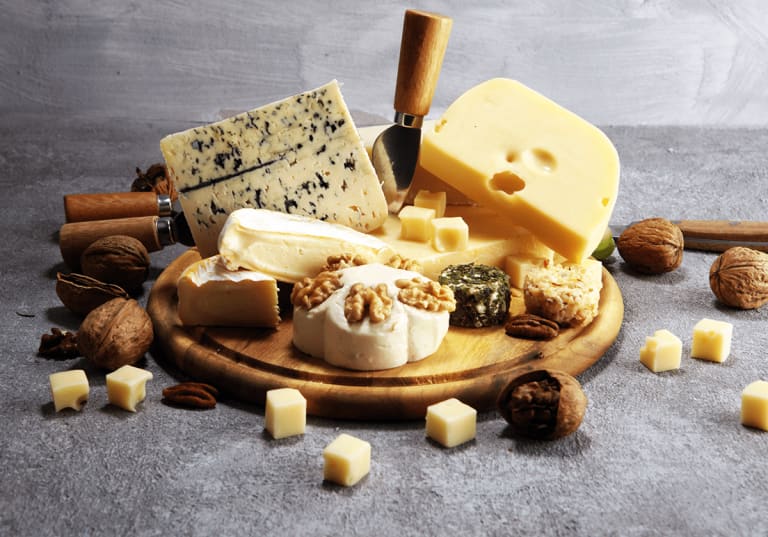 Olika sorters ost på bricka