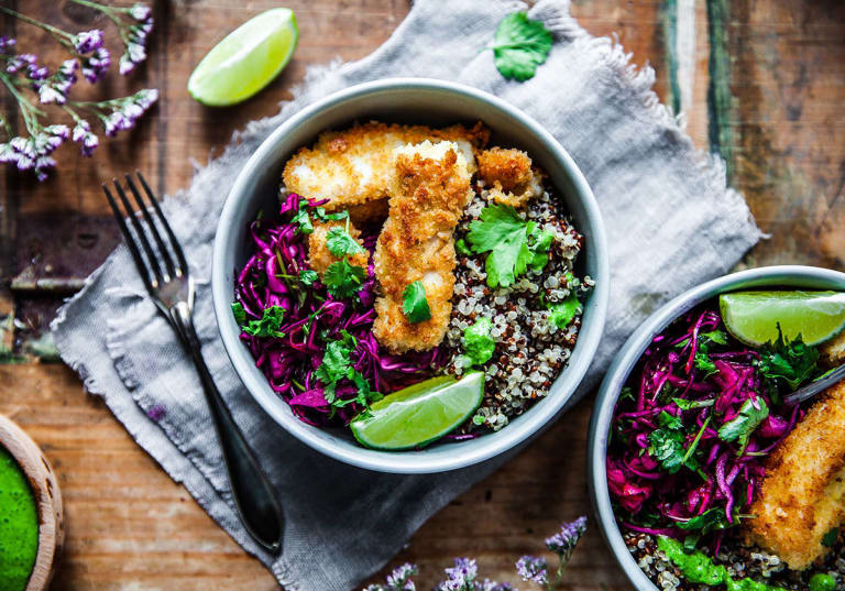 Skaldjursbowl med pankopanerad fisk