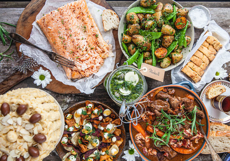 Påskbord dukat med flera rätter