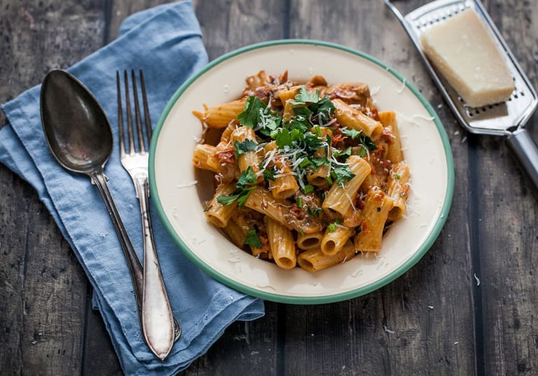 Krämig pasta med färsk svamp och soltorkade tomater