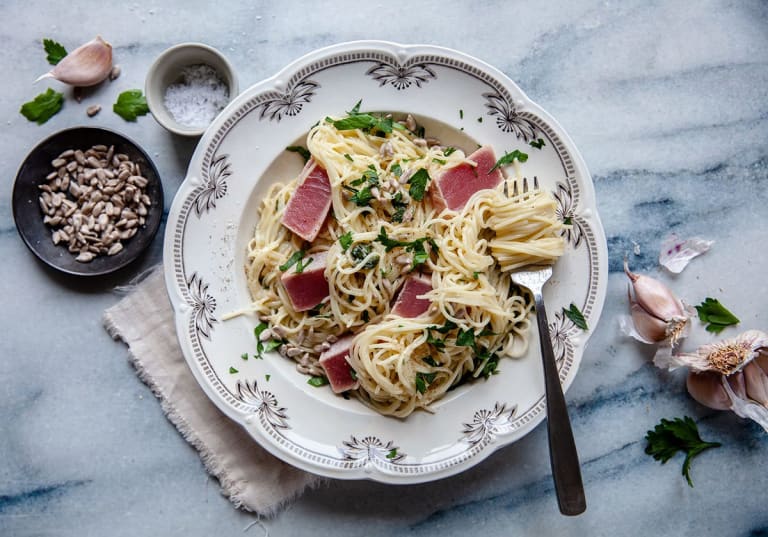 Pasta med halstrad tonfisk, vitlök och vitt vin