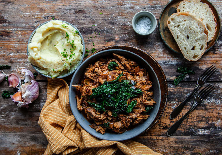 Pulled pork med rotfruktsmos och smörstekt svartkål.