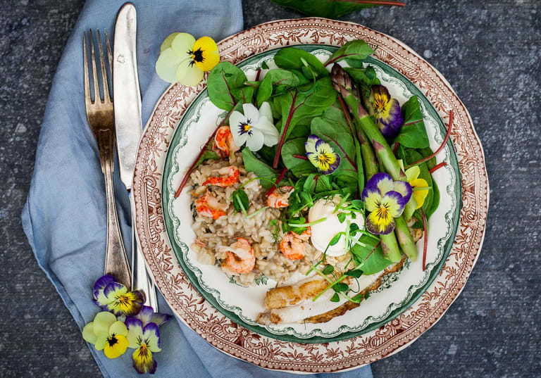 Krämig risotto med kräftstjärtar, stekt färsk fisk och aioli