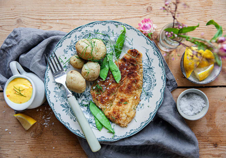 Panerad rödspätta med citronsås och sommarprimörer