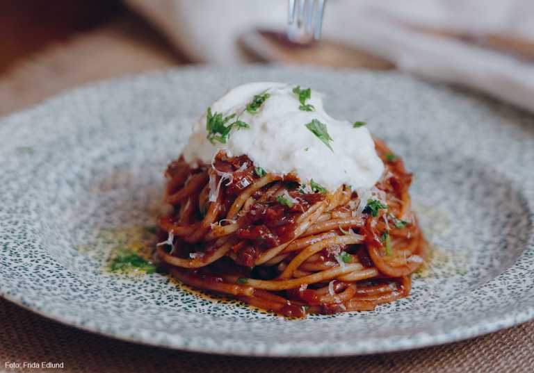 Rödvinspasta med burrata