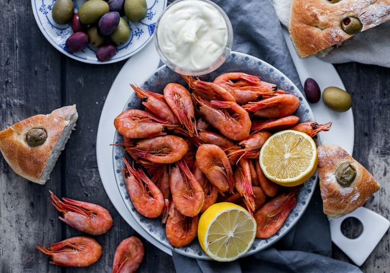 Rökta räkor med whiskyaioli och nybakad focaccia