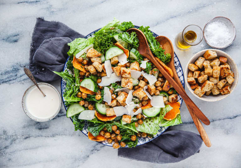  Matig sallad med örtrostade kikärtor, sötpotatis och krutonger