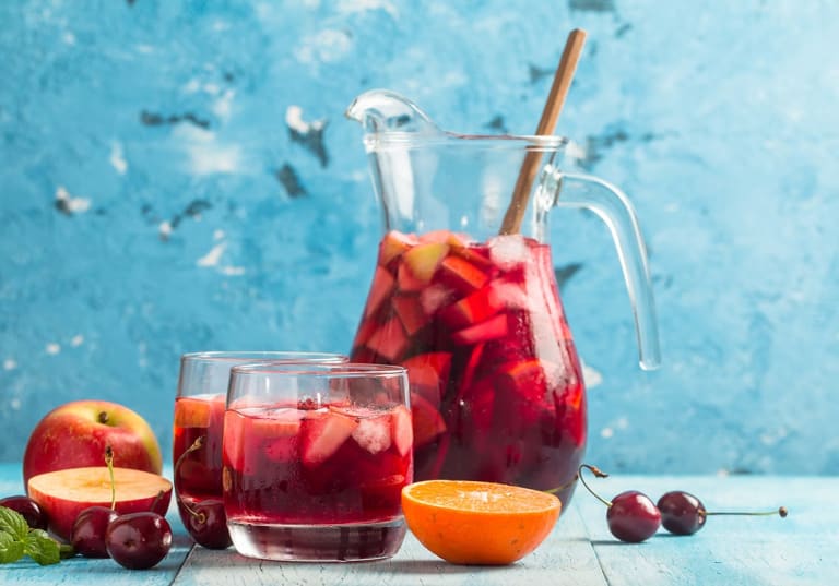 Sangria i karaff med två glas