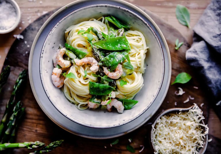 Pasta med sparris och räkor