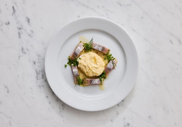 Äggcrème, matjesill och gräslök