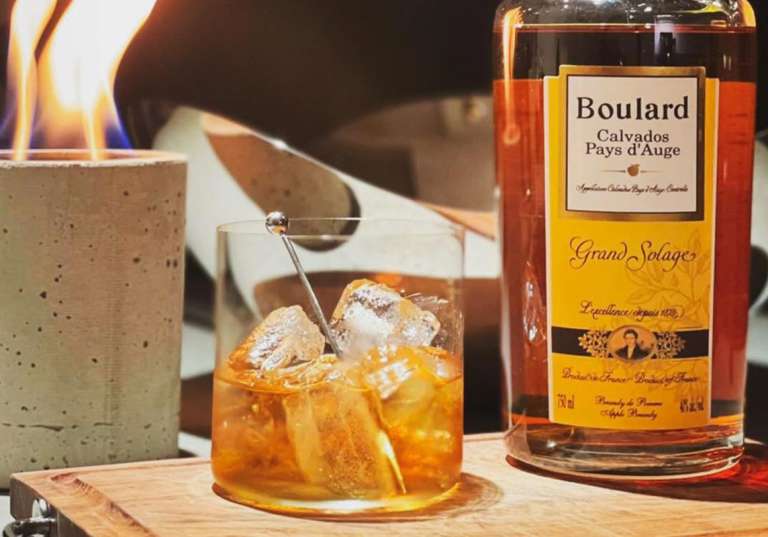 Calvados Boulard med glas och ljus