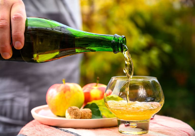 Cider som hälls upp i glas