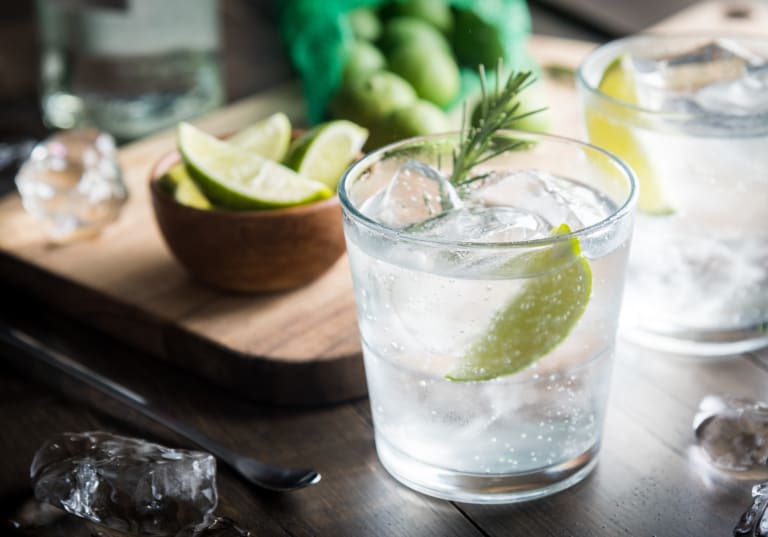 Två glas Gin with(out) Tonic med limeklyfta