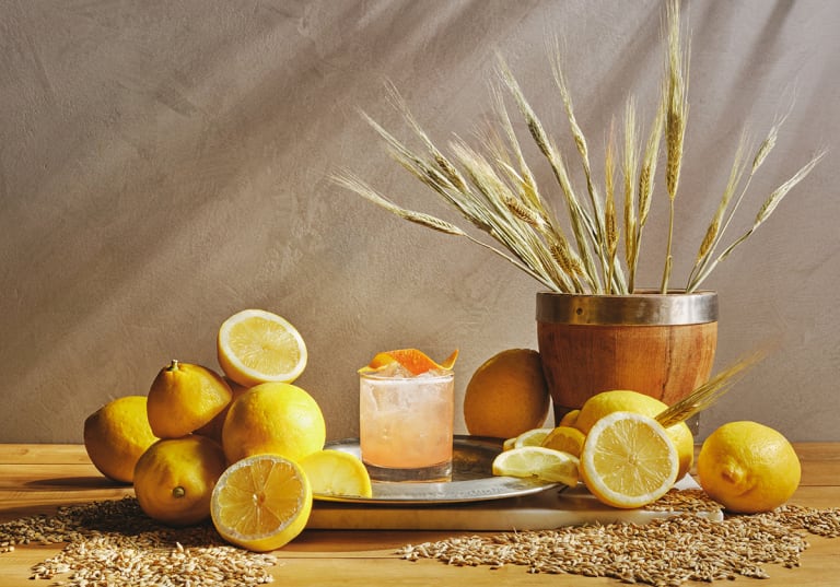 Pink Lemon med citroner och vete i bakgrund
