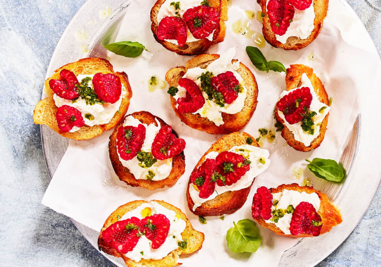 Crostini med krämig burrata, hallon och örtolja