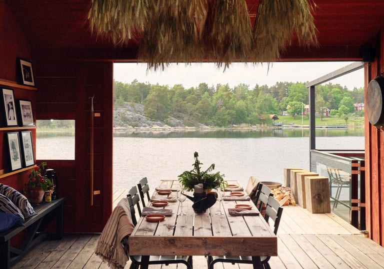 Dukat bord med utsikt på restaurang Harö Natur