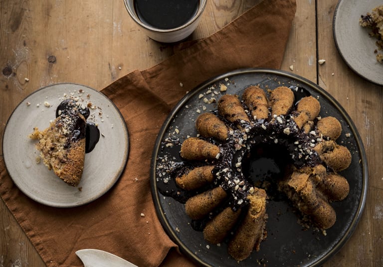 Saftig kaka fylld med choklad och hasselnötter