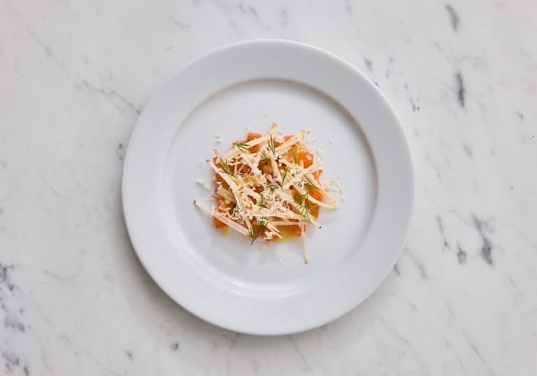 Laxtartar med äpple, senap och pepparrot