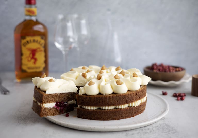 Mjuk pepparkakstårta med lingon och frosting