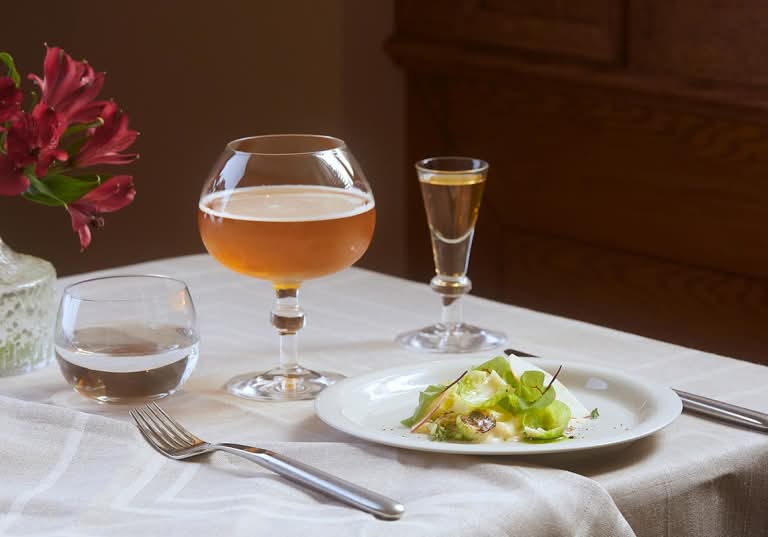 Spetskål med äpple, brysselkål och kryddpeppar