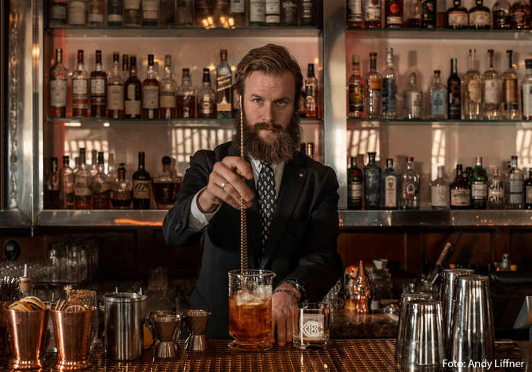 Bartender Emil Åreng i Cadierbaren