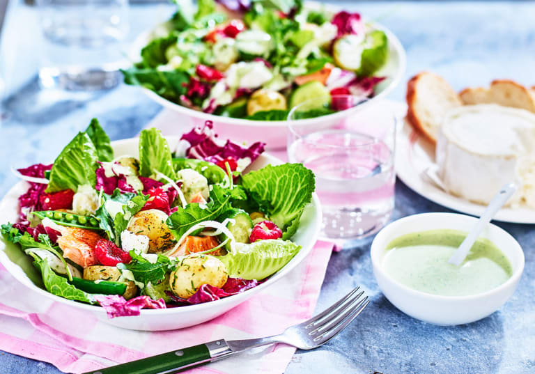 Sommarsallad med färskpotatis, varmrökt lax, hallon och getost