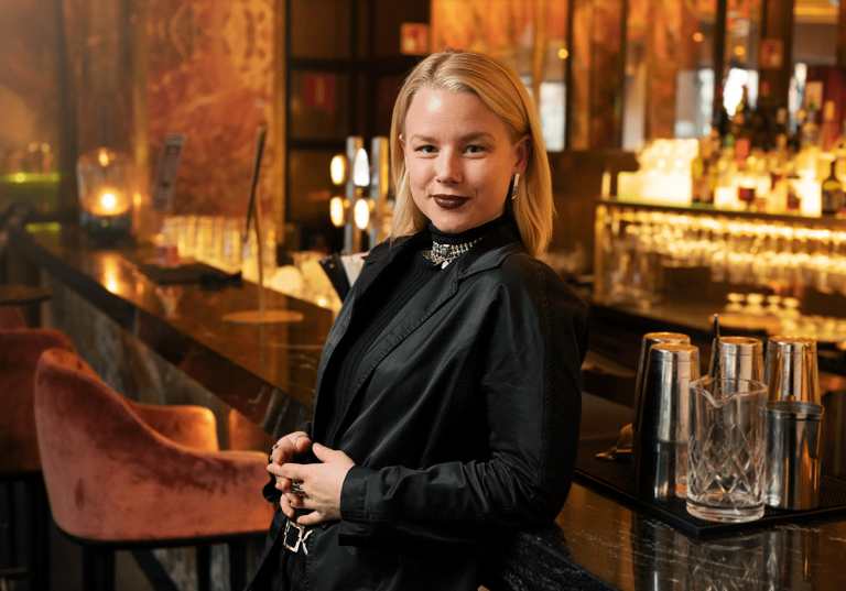 Tina Shine - bartendern sadlar om till präst