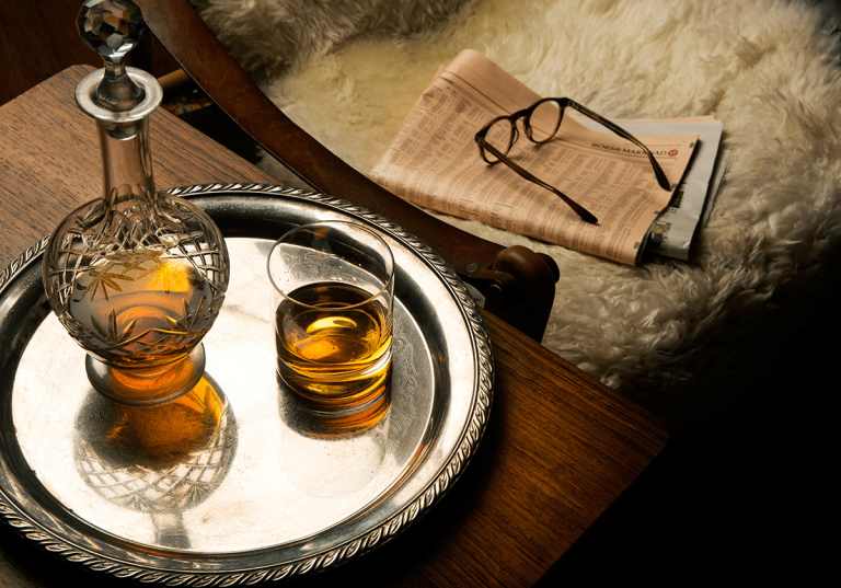 Whisky med karaff på silverbricka