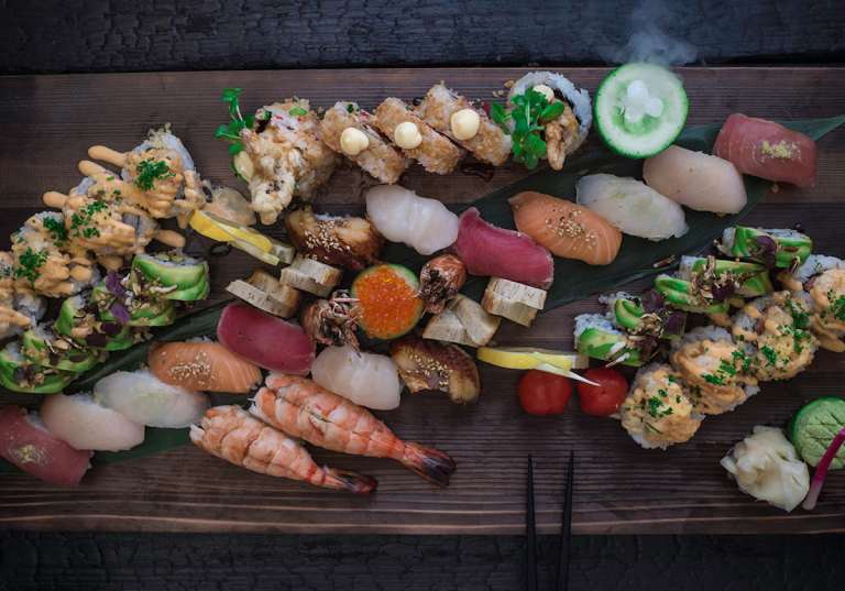 Fat med blandad sushi hos Kasai