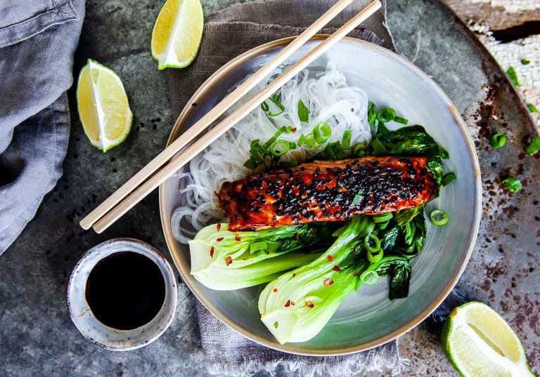 Teriyakimarinerad lax med glasnudlar och stekt pak choi.