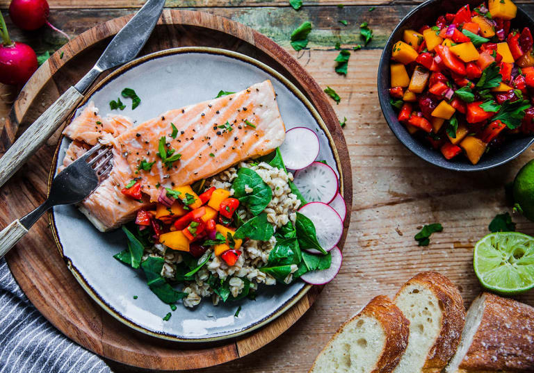 Ugnsbakad lax med matvetesallad och jordgubbssalsa