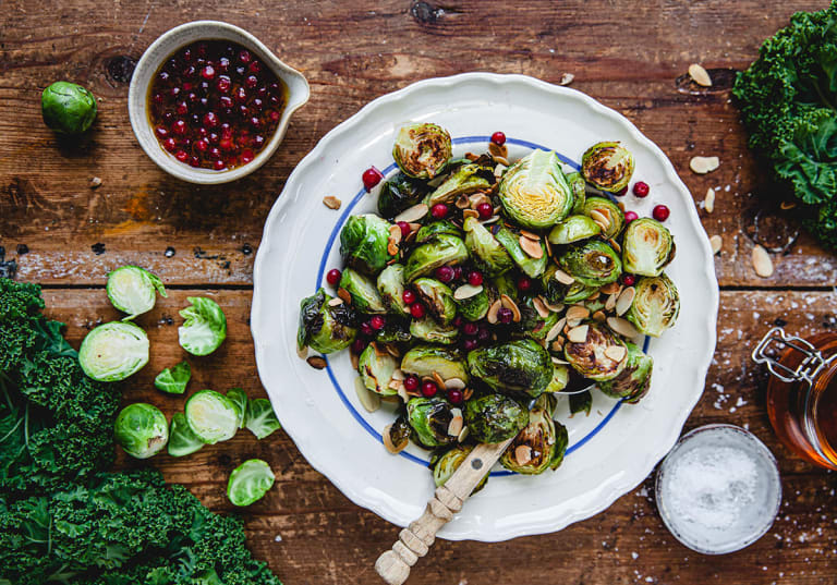 Ugnsrostad brysselkål med rostad mandel och lingondressing