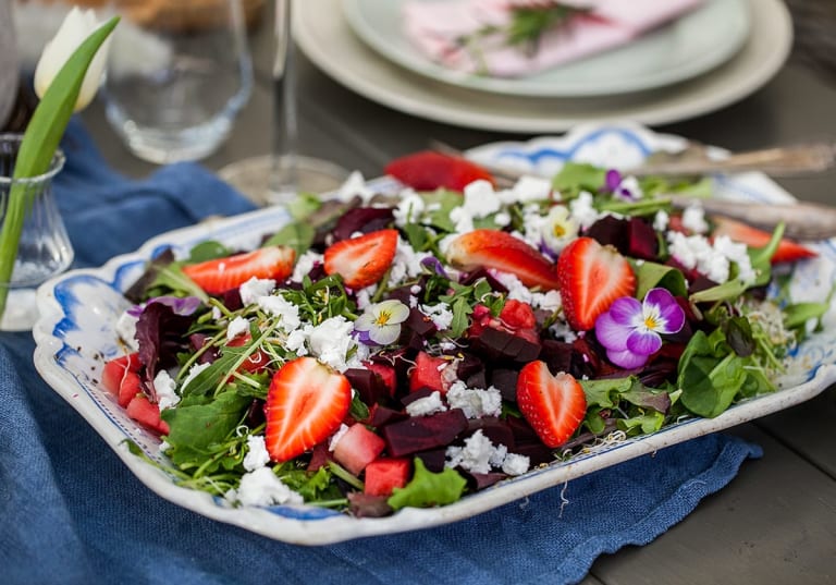 Vårsallad med groddar, rödbetor och fetaost