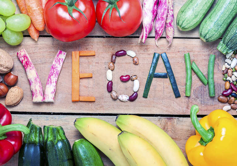Vegan skrivet med grönsaker och frukt